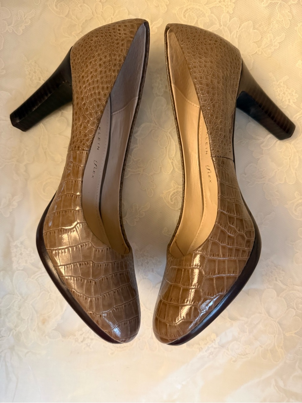 Anne Klein Taupe Croc-Embossed Block Heel Pumps 6M NWOT Flex Comfort